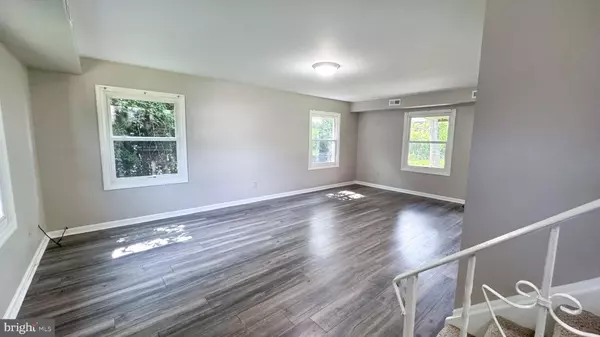 16 PERENNIAL LN, Willingboro, NJ 08046