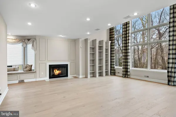 2 SHINGLE OAK DR, Voorhees, NJ 08043