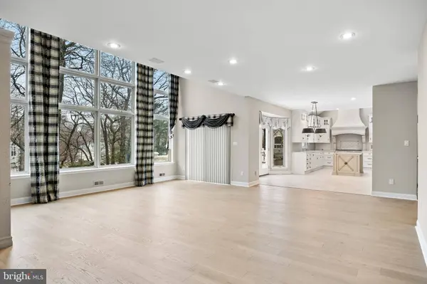 2 SHINGLE OAK DR, Voorhees, NJ 08043