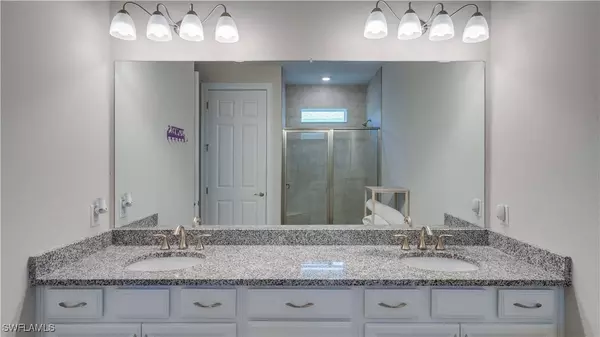 879 Stonewater Lake TER, Cape Coral, FL 33993