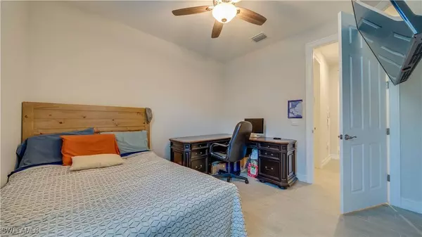 879 Stonewater Lake TER, Cape Coral, FL 33993