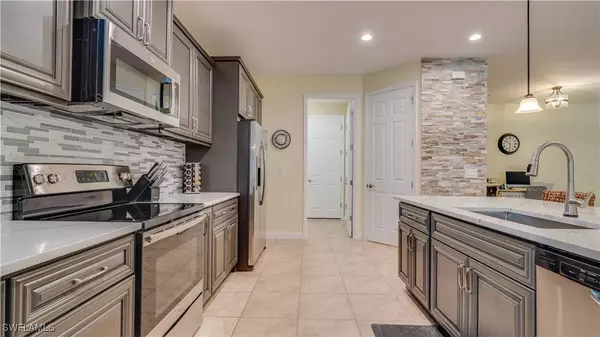 2541 SW 32nd LN, Cape Coral, FL 33914