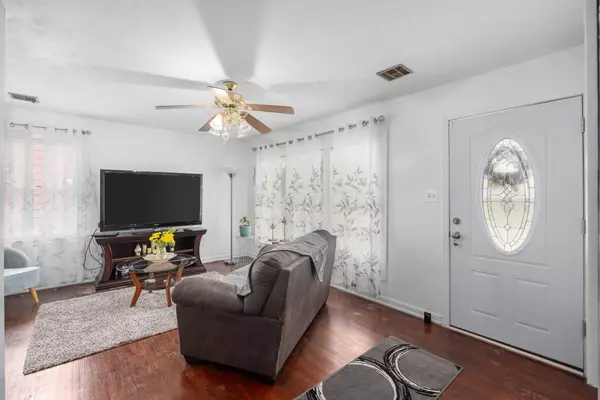 2027 S Greenwood Ave, Wichita, KS 67211