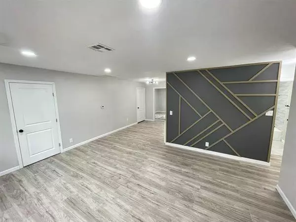 2050 S Grove St, Wichita, KS 67211