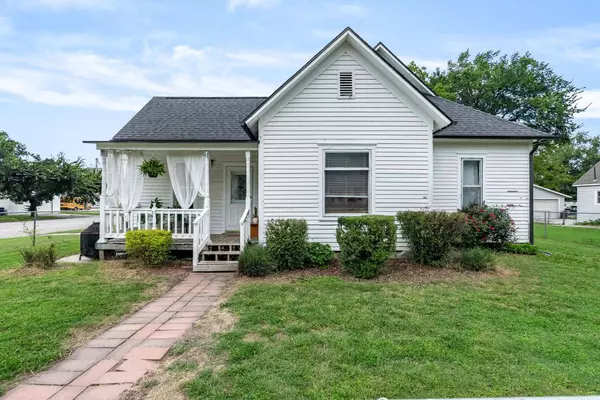 103 N Elm St, Whitewater, KS 67154