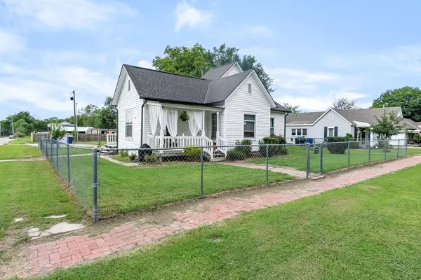 103 N Elm St, Whitewater, KS 67154