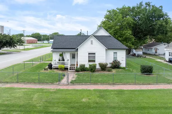 103 N Elm St, Whitewater, KS 67154