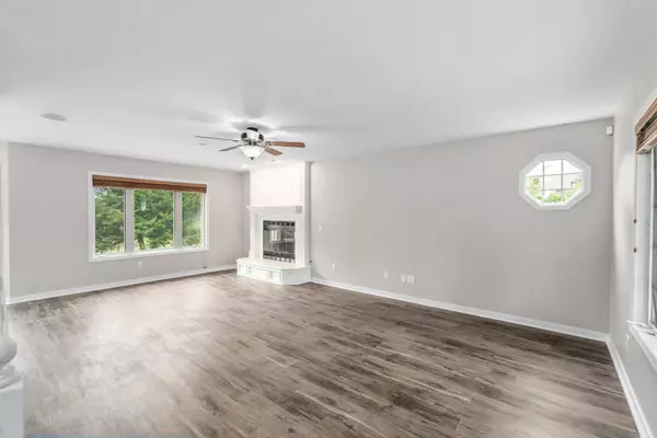 1911 N Pineview Dr, Andover, KS 67002