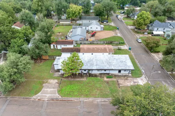 121-127 W 31st St N, Wichita, KS 67204