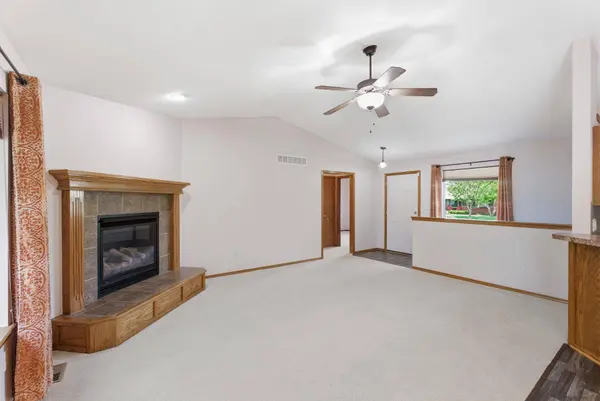 906 E Splitwood Way, Derby, KS 67037