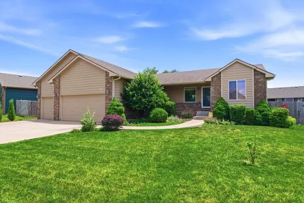 906 E Splitwood Way, Derby, KS 67037