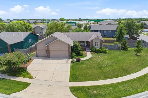 906 E Splitwood Way, Derby, KS 67037