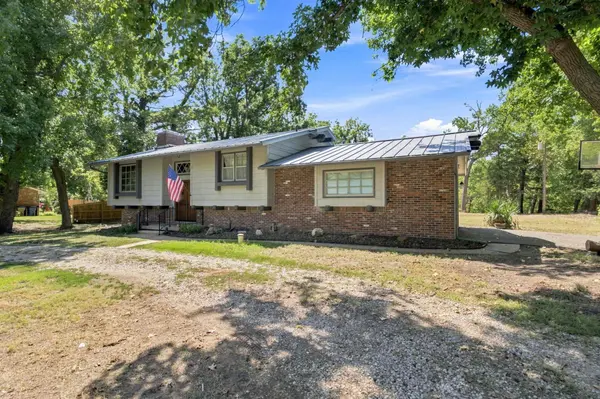 1231 S Sheridan Ave, Valley Center, KS 67147