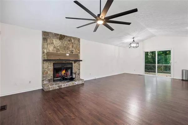 989 Madison TER NW, Acworth, GA 30102