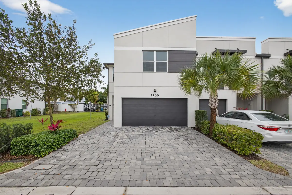 1700 Lindley St, Mangonia Park, FL 33407-2124