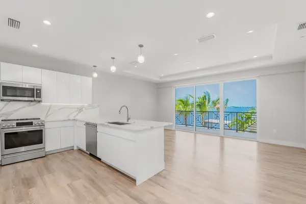 41 SW Seminole St #203, Stuart, FL 34994-2171