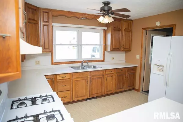 645 MADISON ST, Louisville, IL 62858