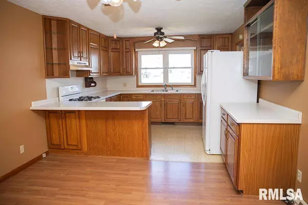 645 MADISON ST, Louisville, IL 62858