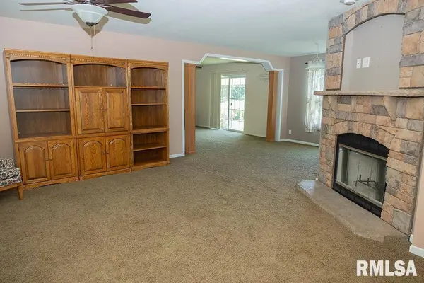 37 Moosewood DR, Flora, IL 62839