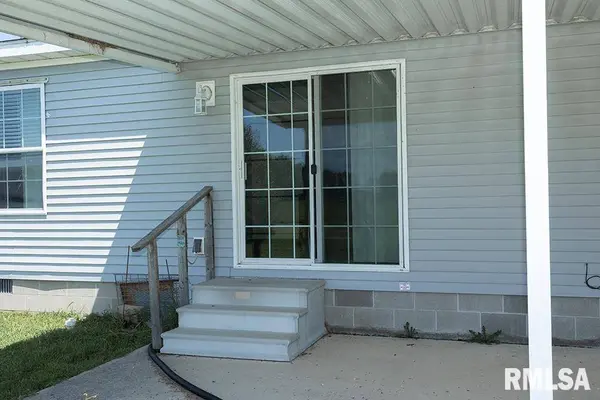 37 Moosewood DR, Flora, IL 62839