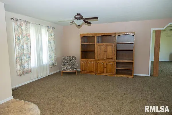 37 Moosewood DR, Flora, IL 62839