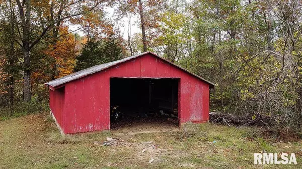 484 HUMMINGBIRD DR, Louisville, IL 62858