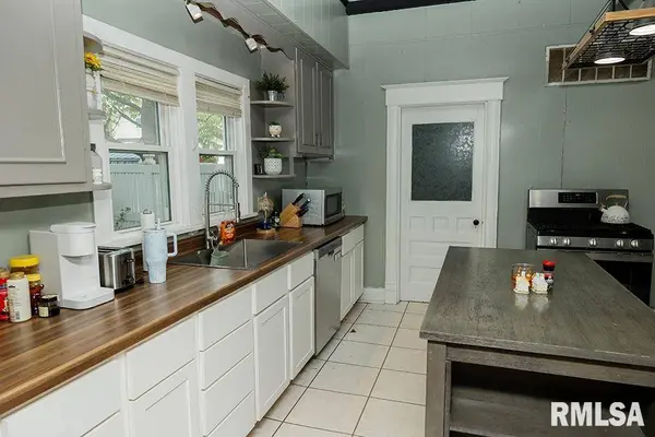 305 W CLARK AVE, Effingham, IL 62401