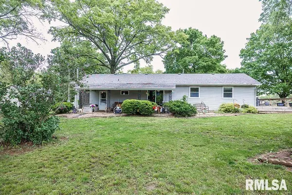 9502 Anglen RD, Farina, IL 62838