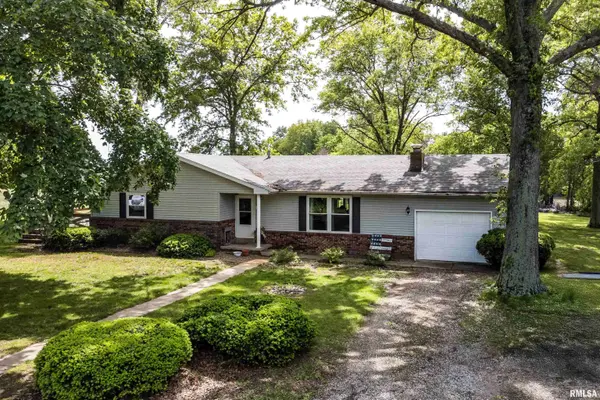 9502 Anglen RD, Farina, IL 62838