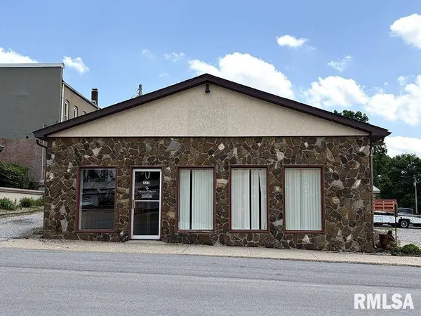 235 CHESTNUT ST, Louisville, IL 62858