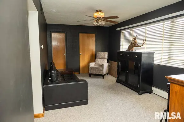 112 S 4TH ST, St Elmo, IL 62458