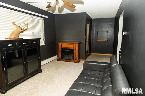 112 S 4TH ST, St Elmo, IL 62458