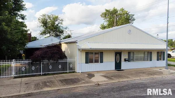 112 S 4TH ST, St Elmo, IL 62458