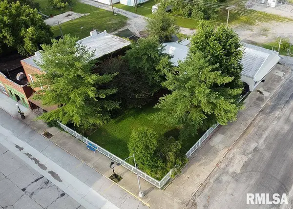 112 S 4TH ST, St Elmo, IL 62458
