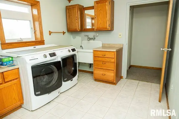 112 S 4TH ST, St Elmo, IL 62458