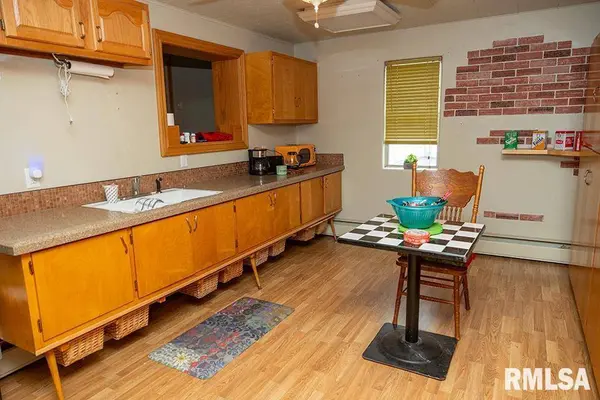 112 S 4TH ST, St Elmo, IL 62458