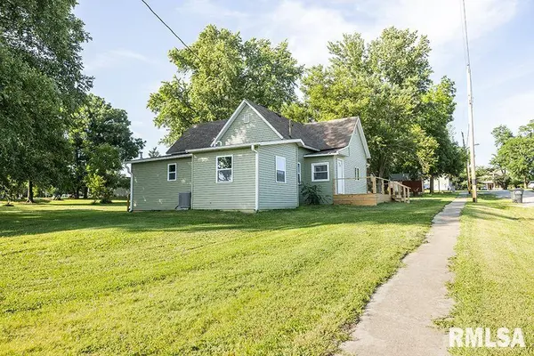221 E BROADWAY ST, Louisville, IL 62858