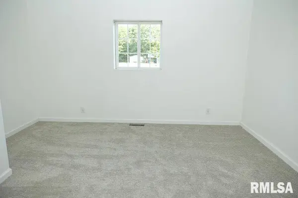 221 E BROADWAY ST, Louisville, IL 62858