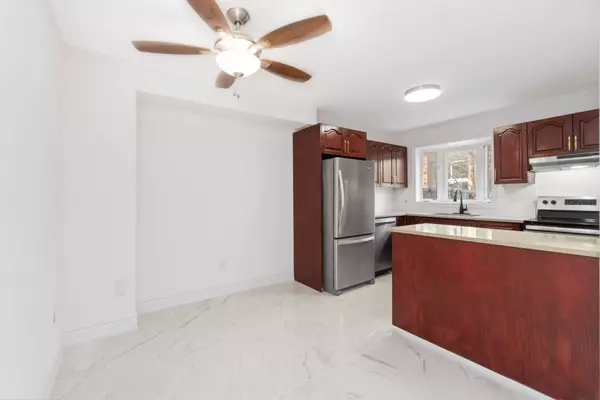 3 A Southpark DR, Blackburn Hamlet, ON K1B 3B8