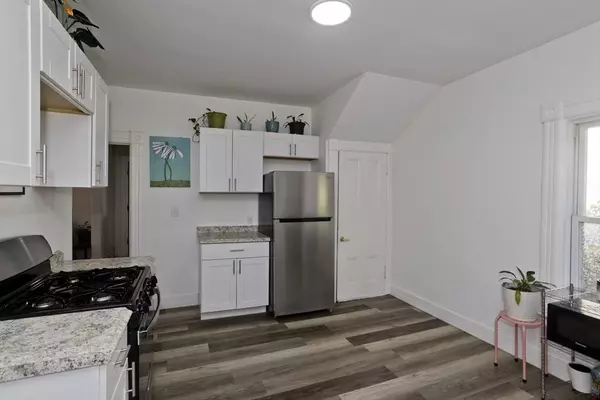 16 Charles St, Holyoke, MA 01040