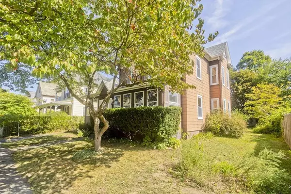 16 Charles St, Holyoke, MA 01040