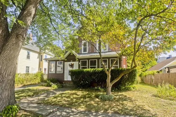 16 Charles St, Holyoke, MA 01040