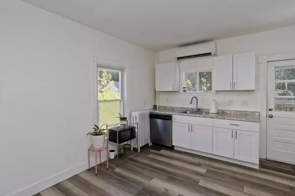 16 Charles St, Holyoke, MA 01040