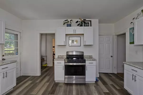 16 Charles St, Holyoke, MA 01040