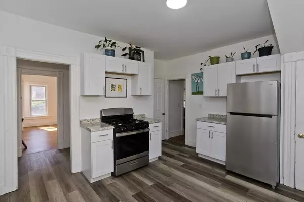 16 Charles St, Holyoke, MA 01040