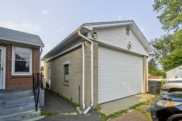 26 Grace St, Chicopee, MA 01020