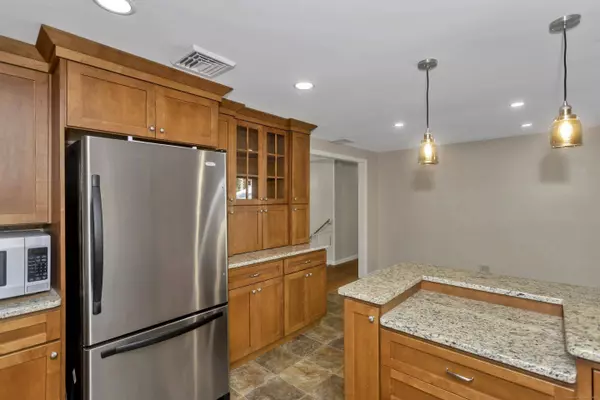 10 Glen Hollow Drive, Farmington, CT 06085