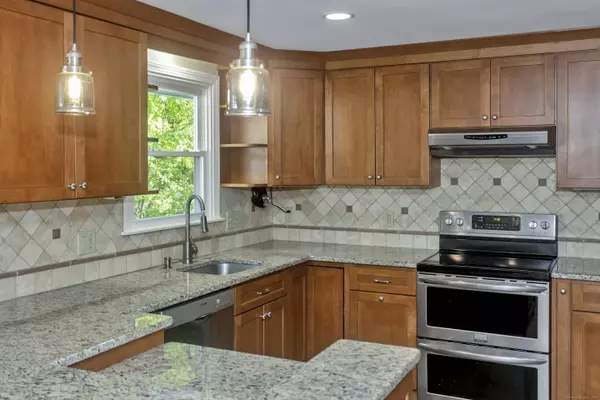 10 Glen Hollow Drive, Farmington, CT 06085