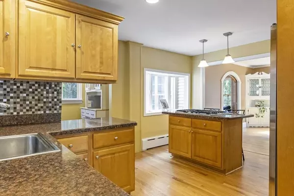 26 Edgewood Ave, Longmeadow, MA 01106