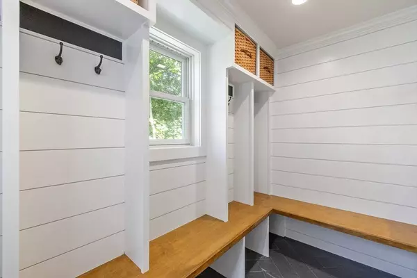 26 Edgewood Ave, Longmeadow, MA 01106